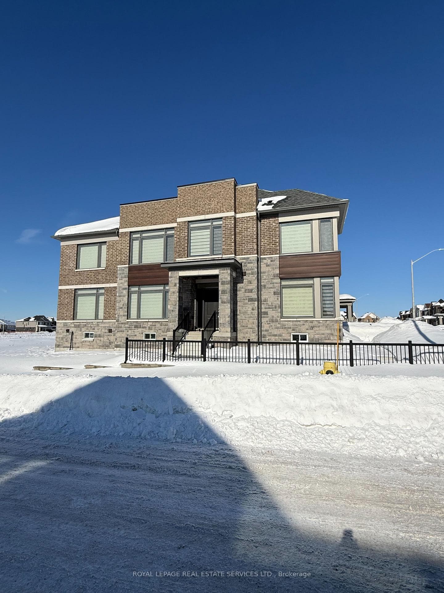 27 Rochester Drive photo 2