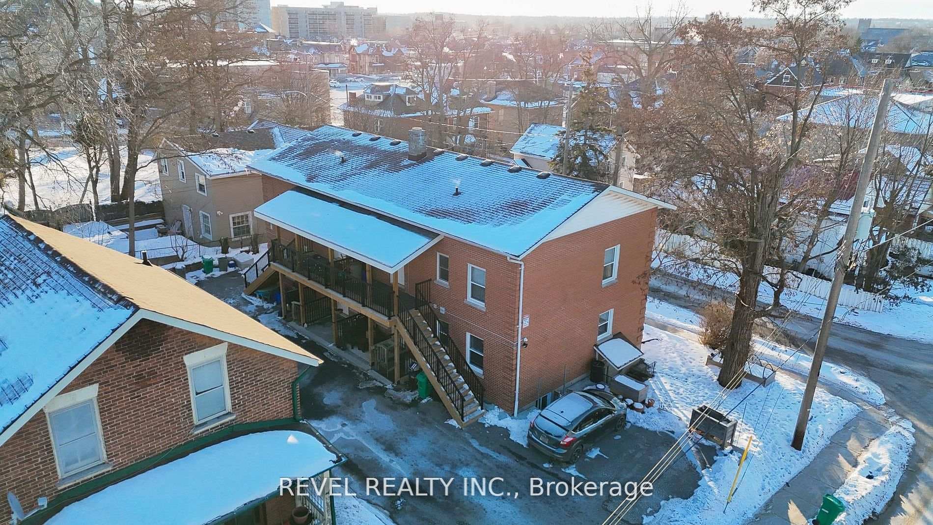348 Simcoe Street Unit 4 photo 1