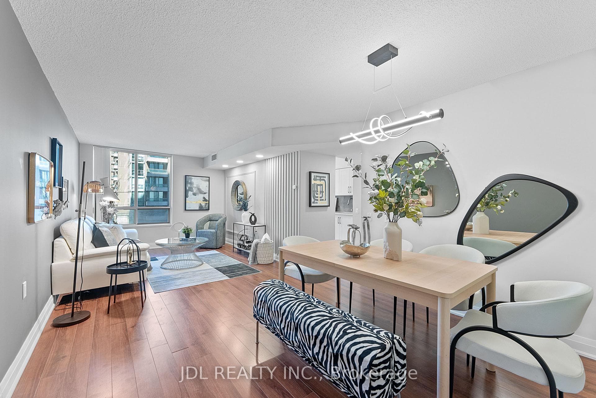 Recently renovated, 1144 sqft, 2BR+Den suite