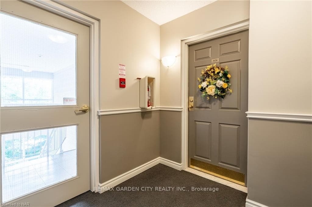 244 Lakeshore Road Unit 406 photo 6