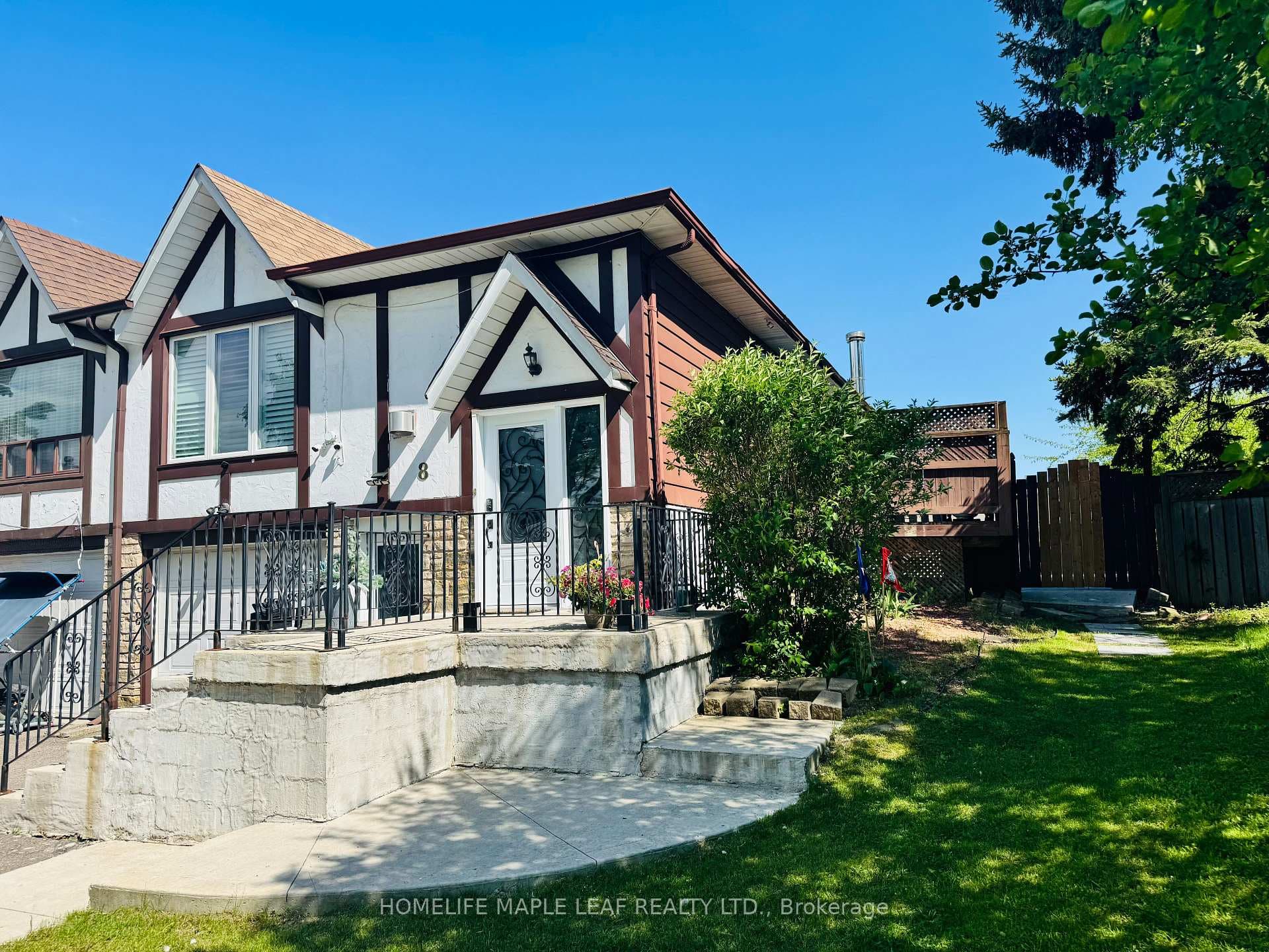 8 Montrose Place photo 2