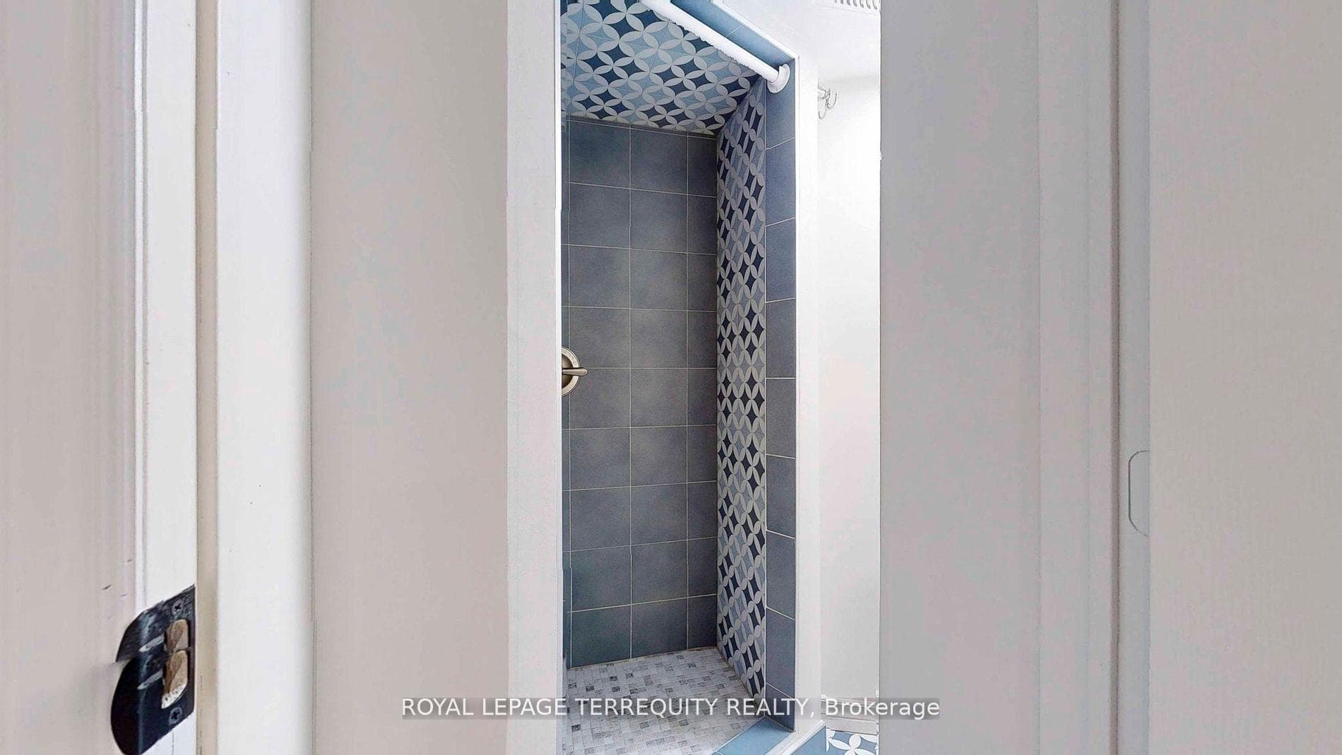 211 Pape Avenue photo 33