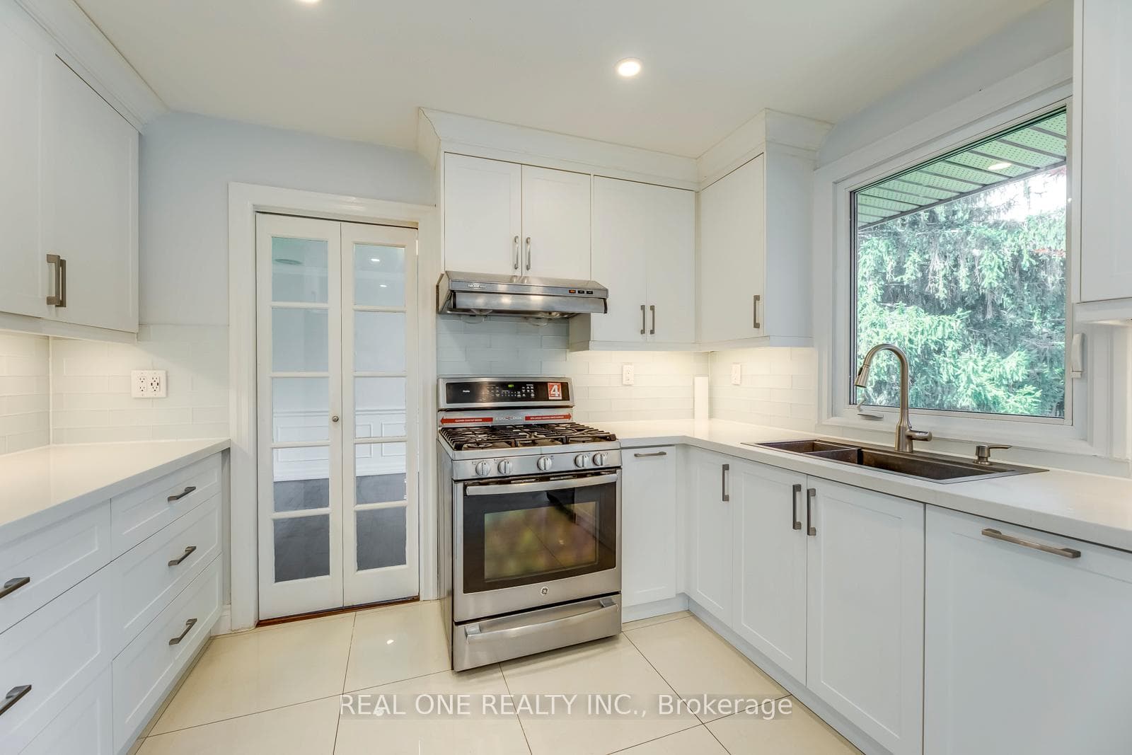 2231 All Saints Crescent photo 17