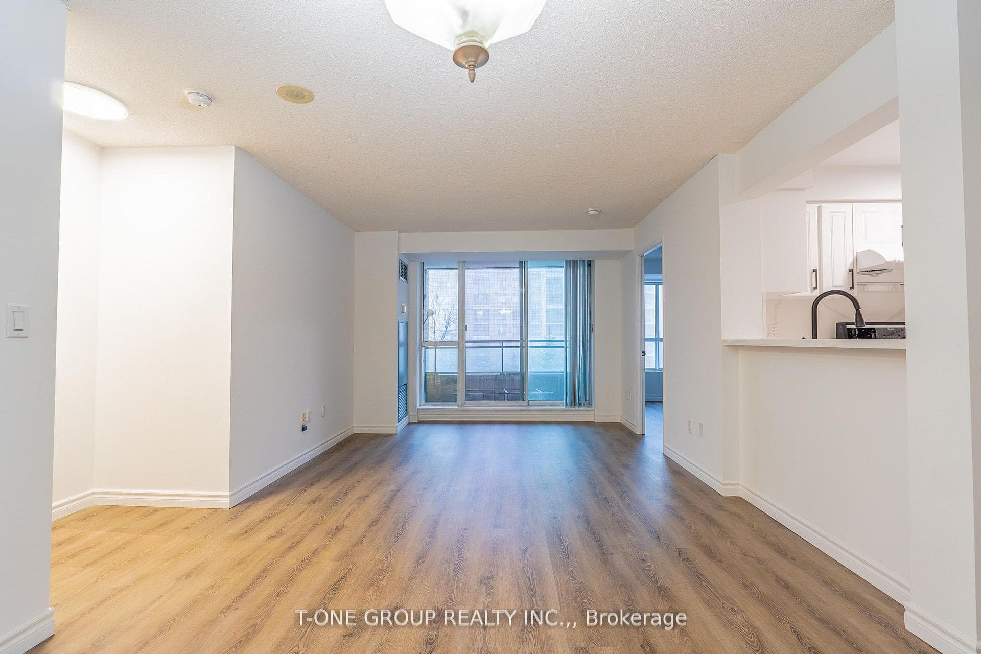29 Pemberton Avenue Unit 605 photo 4