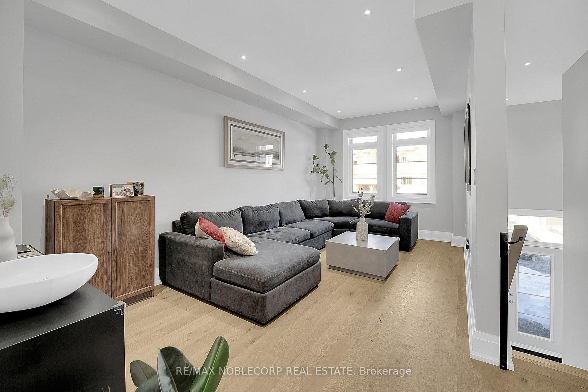 93 Sandwell Street photo 10