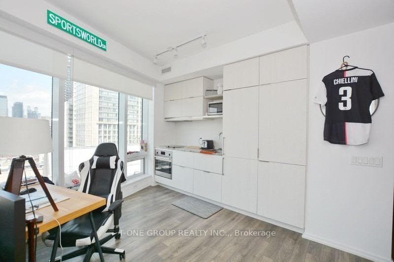 197 Yonge Street Unit 1212 photo 5