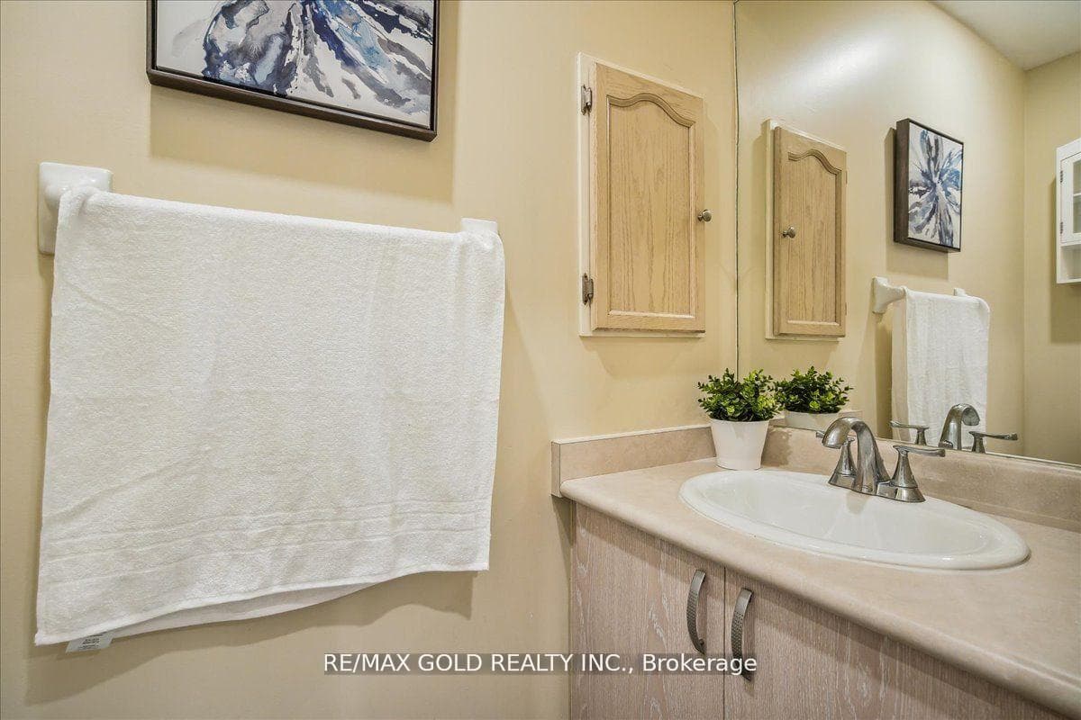 471 Jay Crescent photo 11