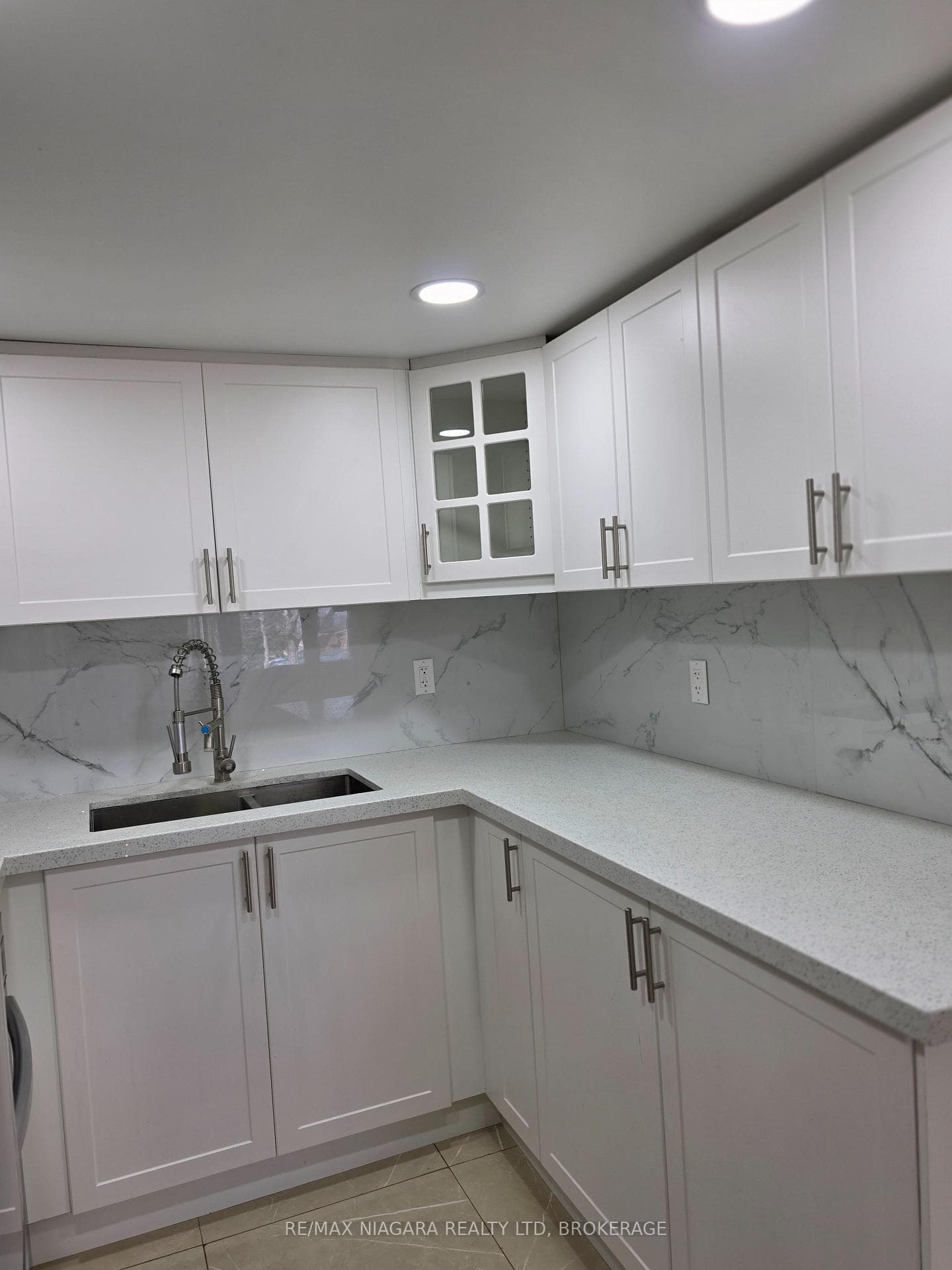 42 HEMLOCK Street Unit Lower photo 12