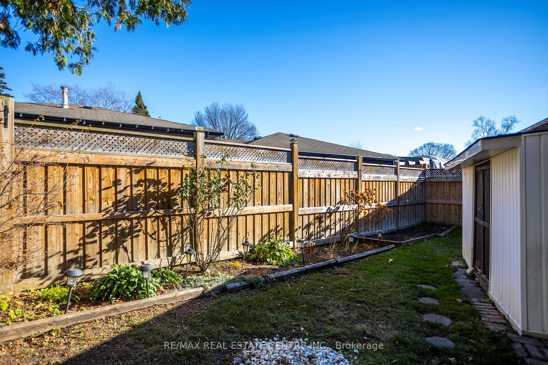 Large & Private Fully Fenced Side Yard