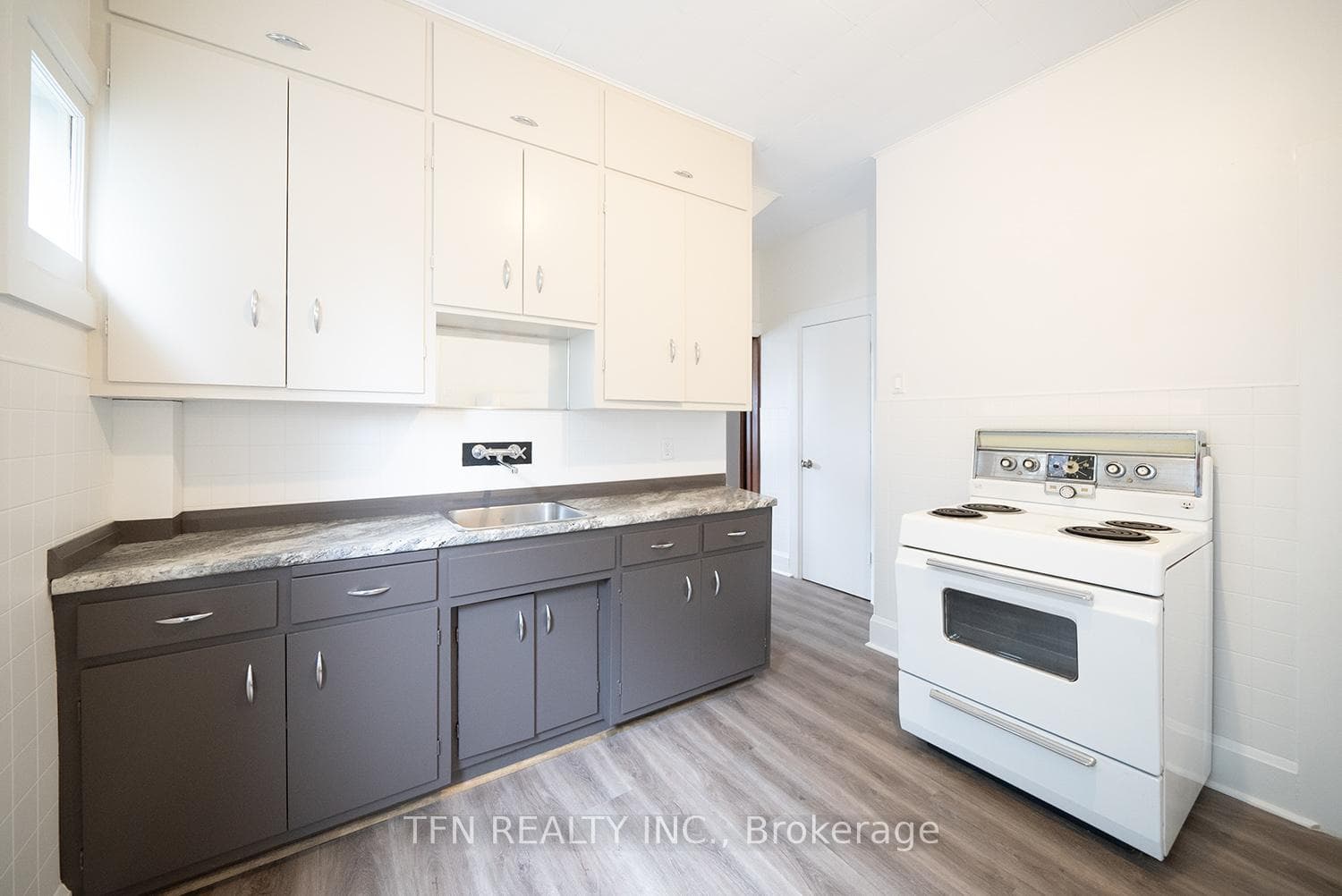 480 Colborne Street photo 31