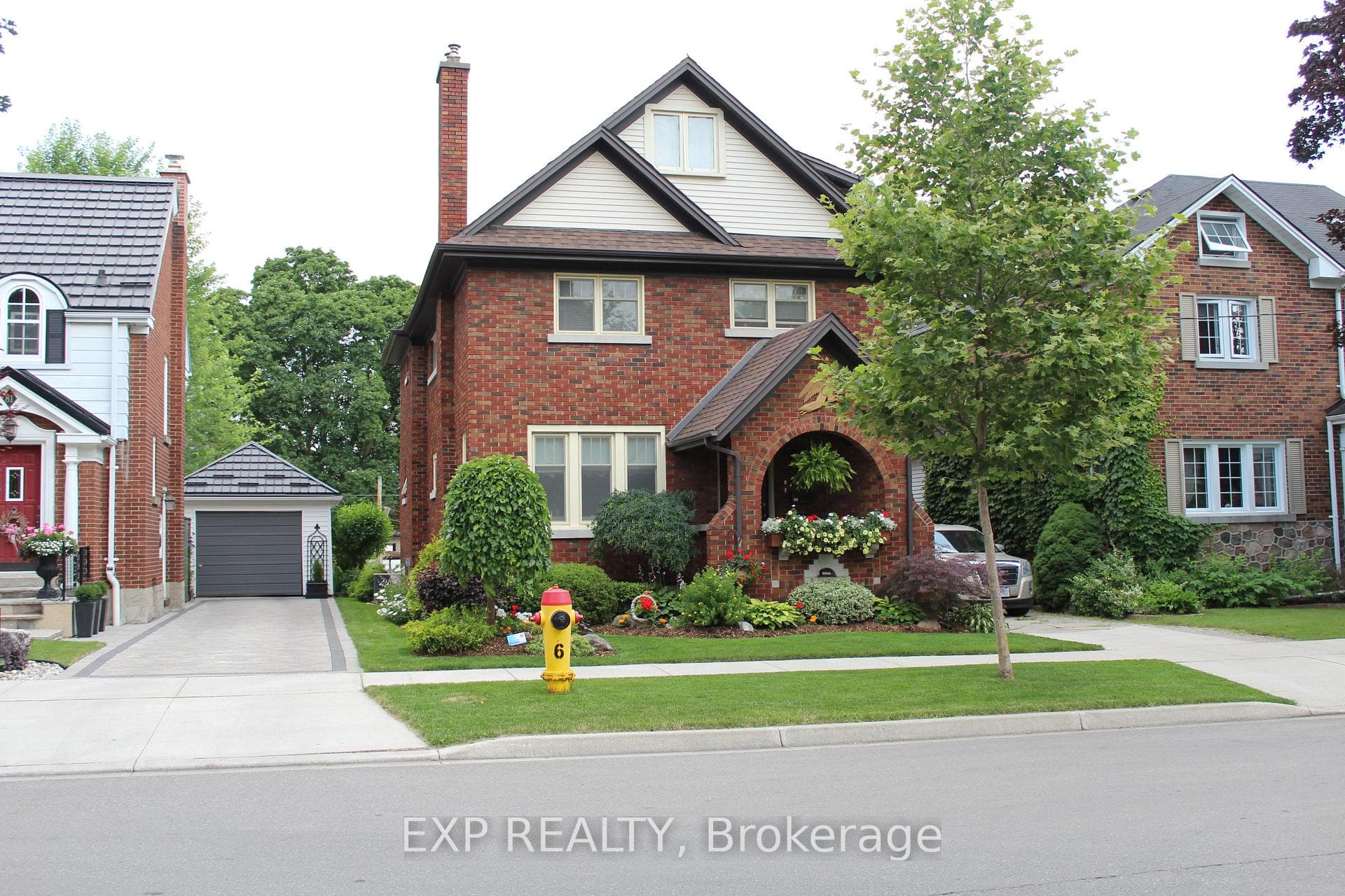 77 Borden Avenue photo 1