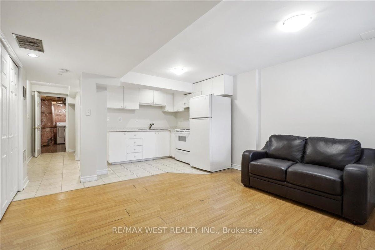 38 Monaco Court photo 11