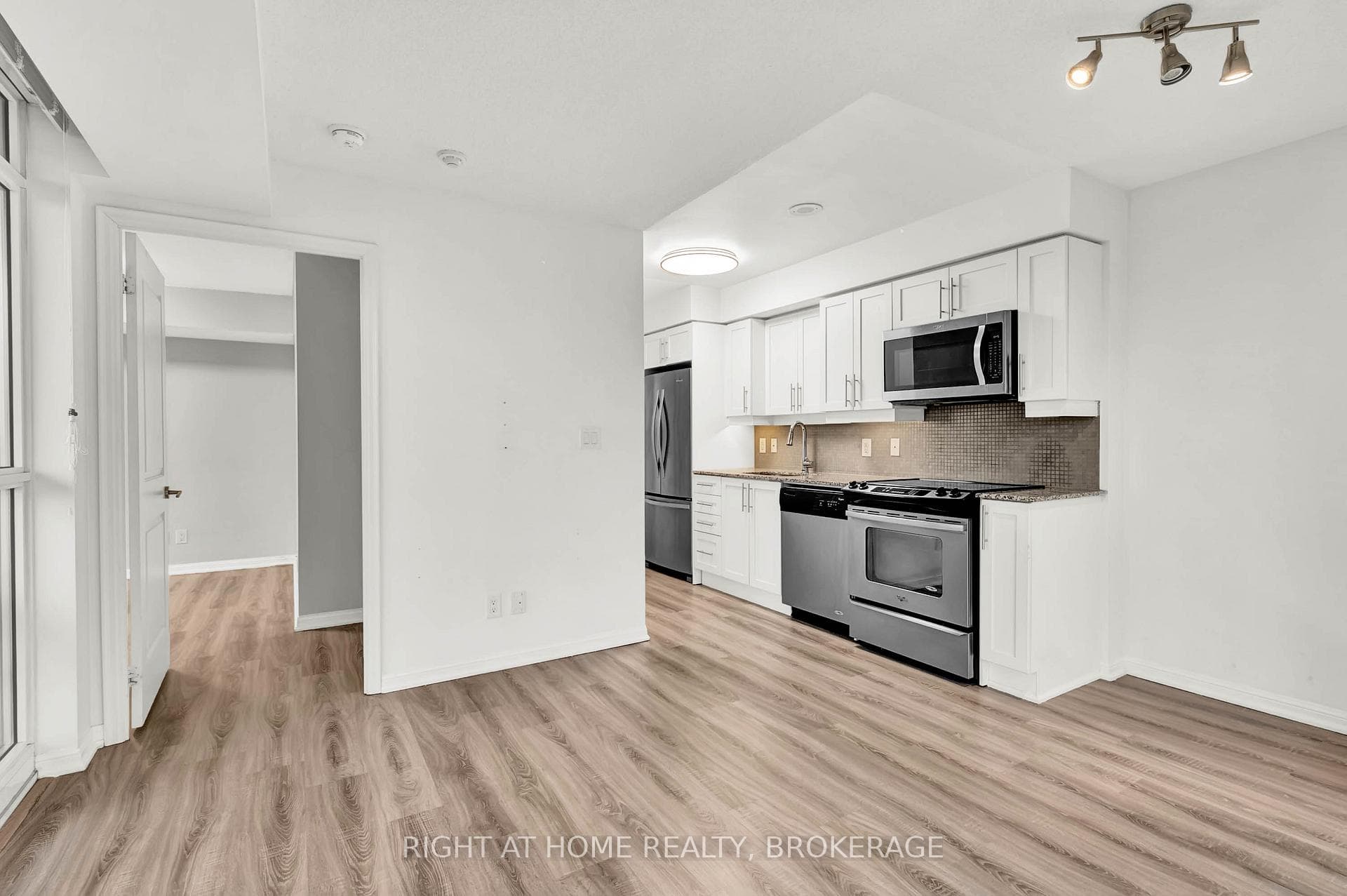35 Bastion Street Unit 1617 photo 14