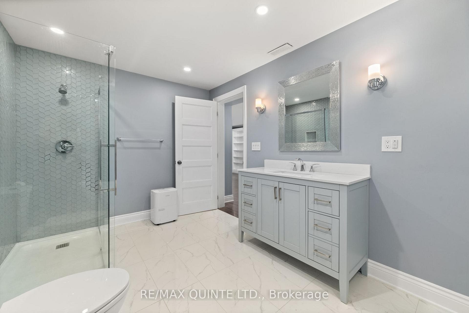 53 Tessa Boulevard photo 30