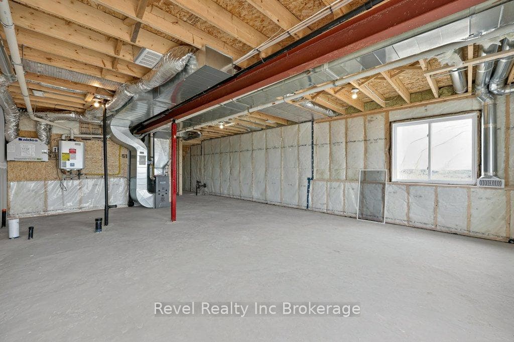 323 Kading Crescent photo 36