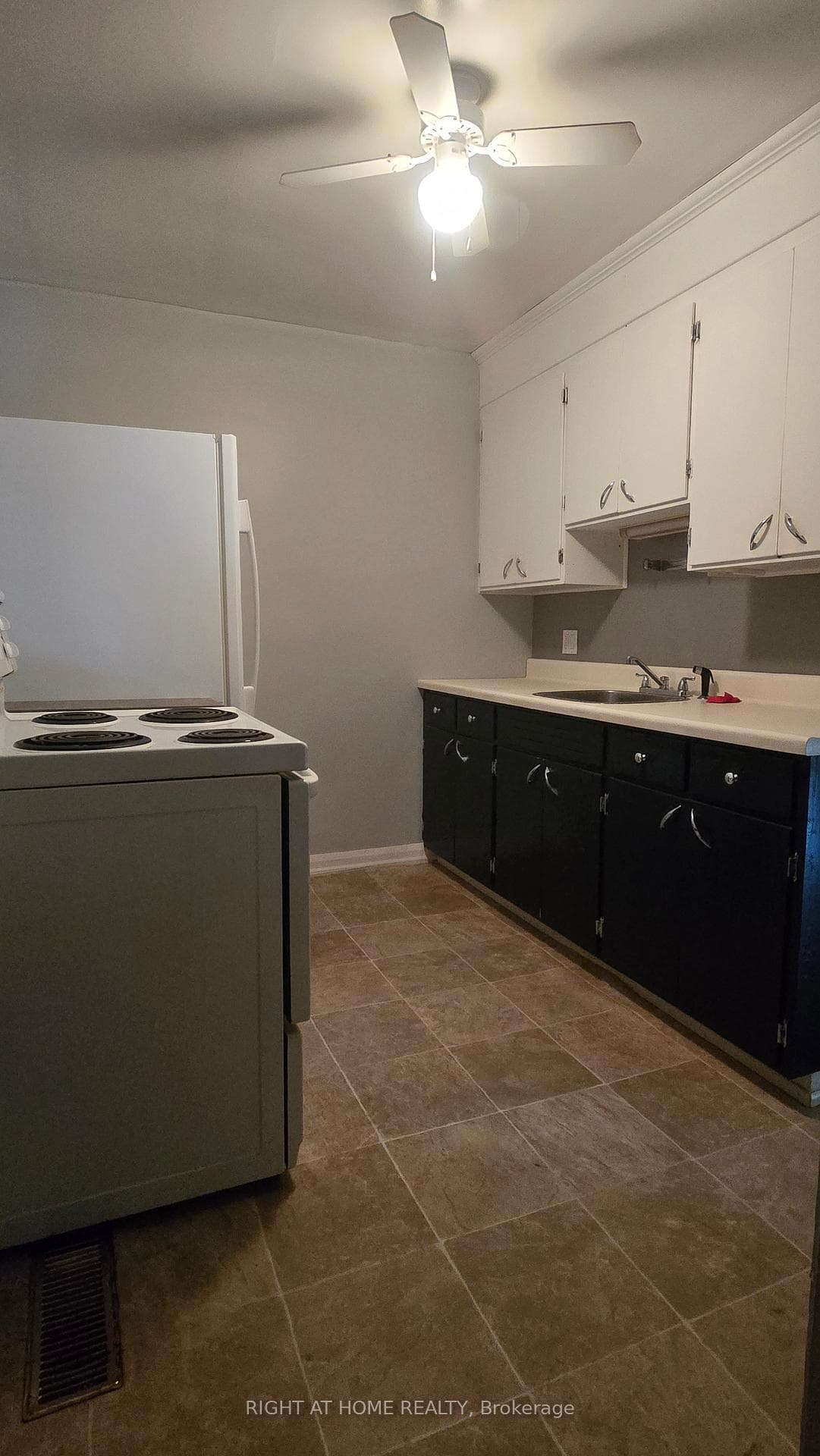 65 Ellis Crescent photo 8