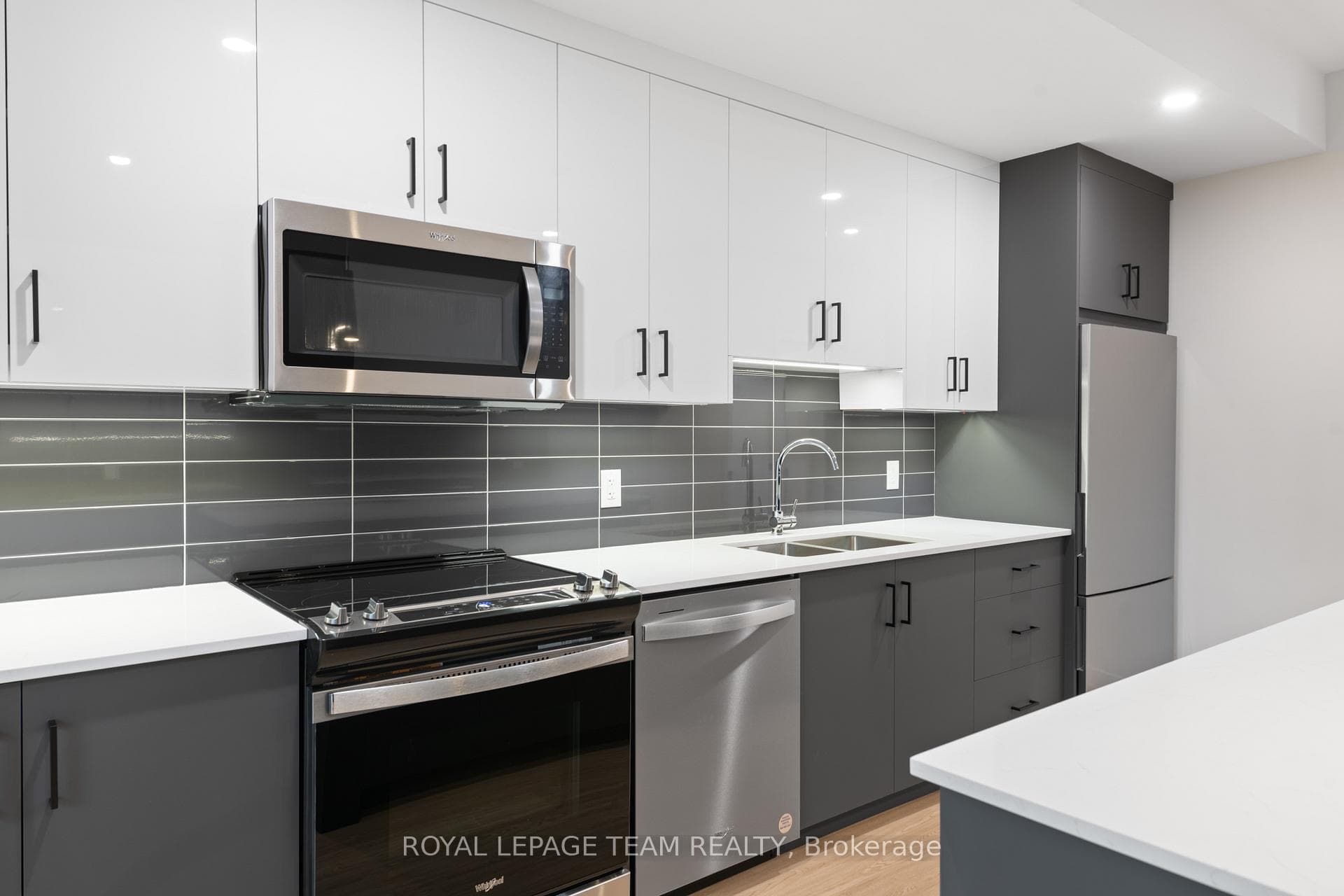 47 GROSVENOR Avenue Unit 3 photo 19