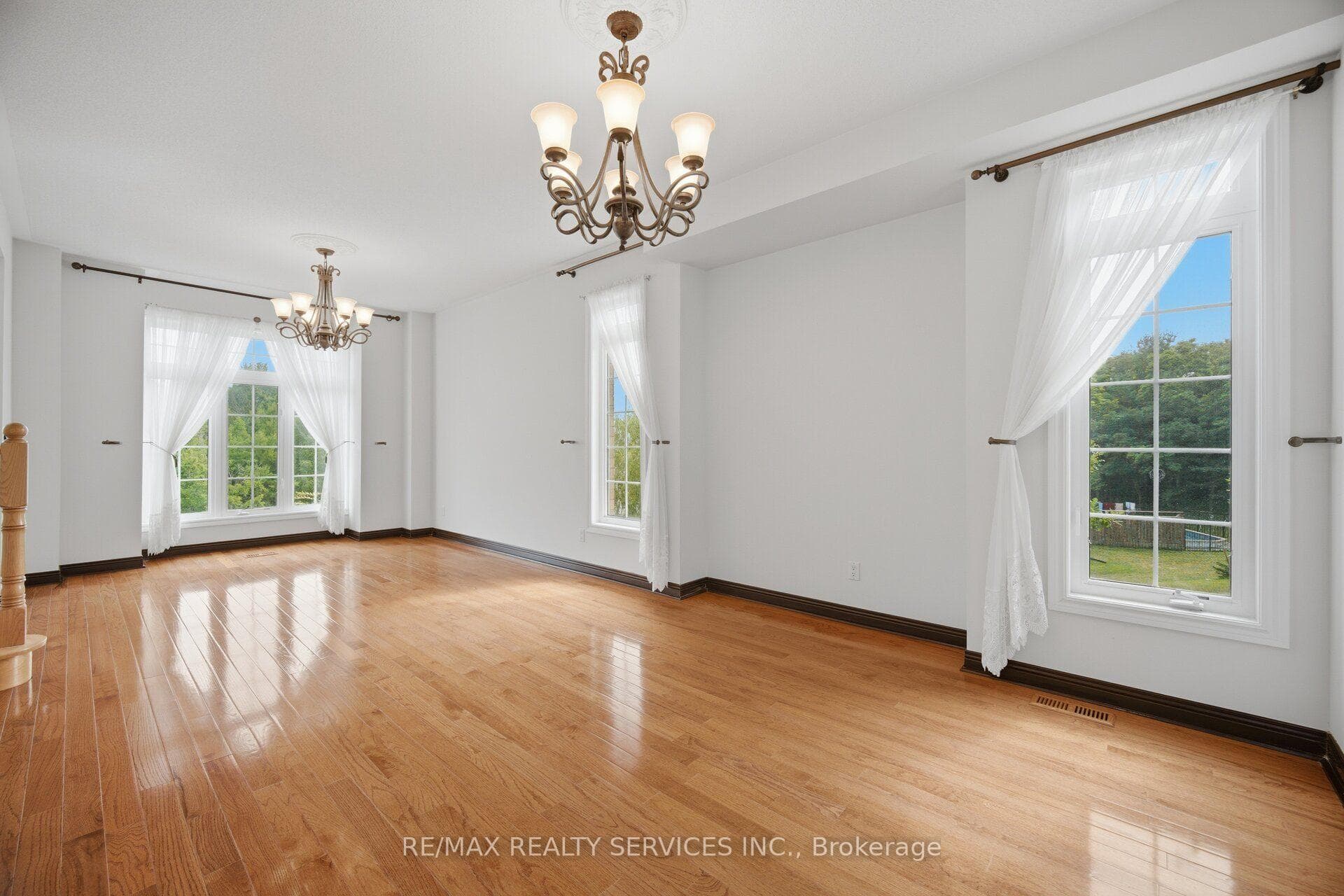 15 Upper Canada Drive photo 12