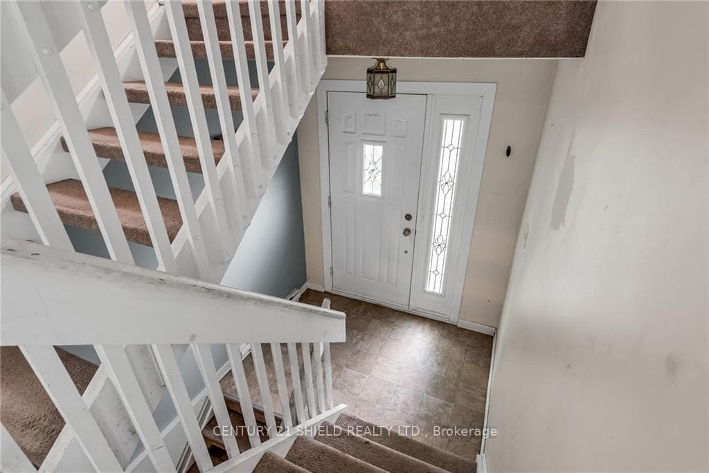 712 GLENGARRY Boulevard photo 24