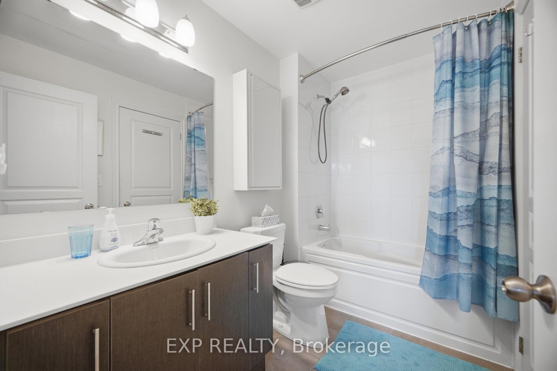 Ensuite 4-PC Bath.