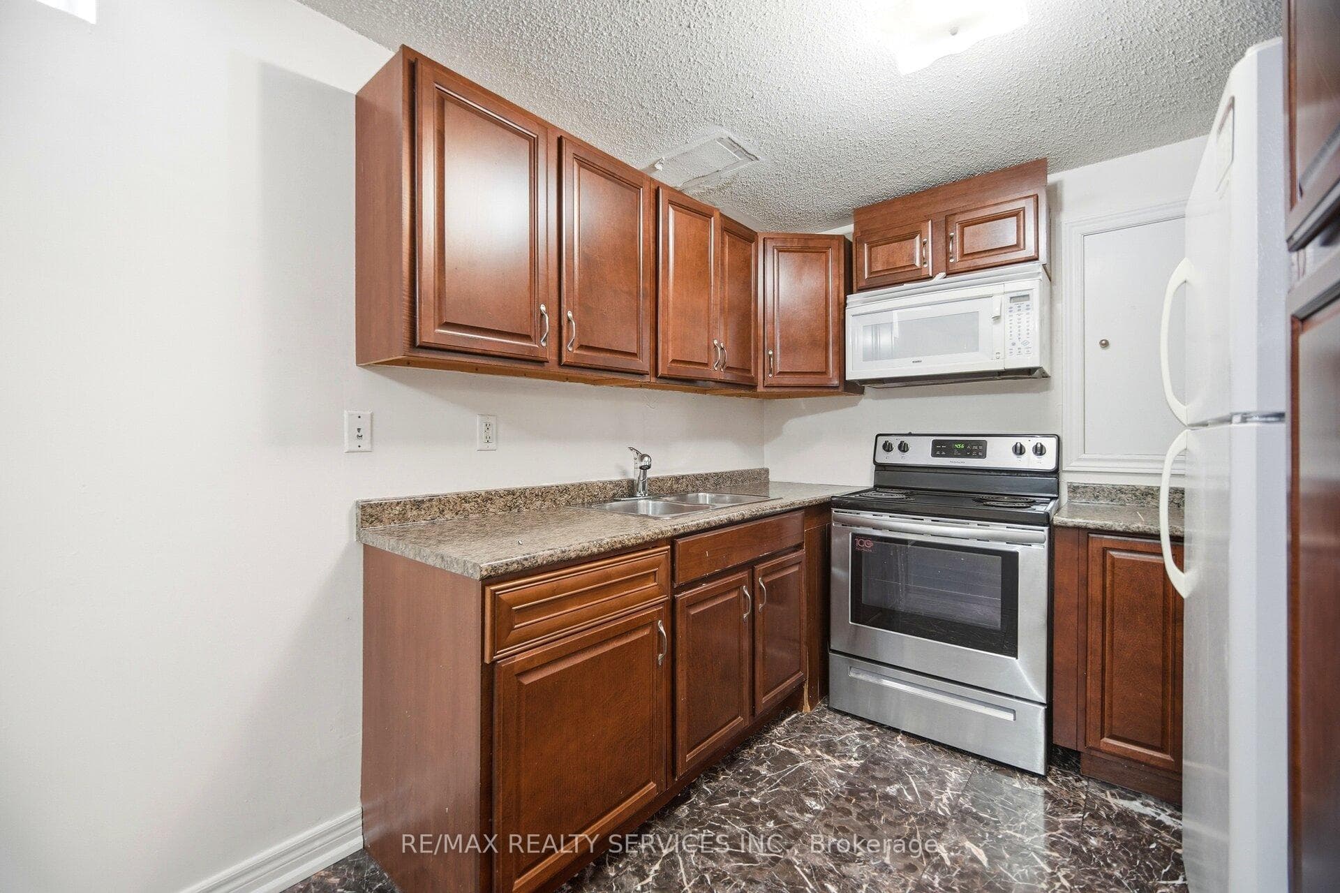 28 GOLD PARK Place photo 44