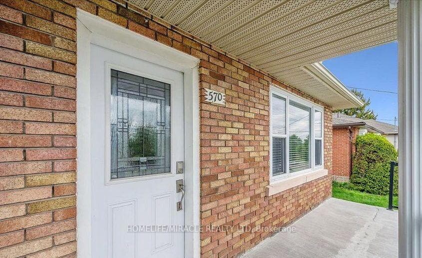570 Victoria Street photo 5