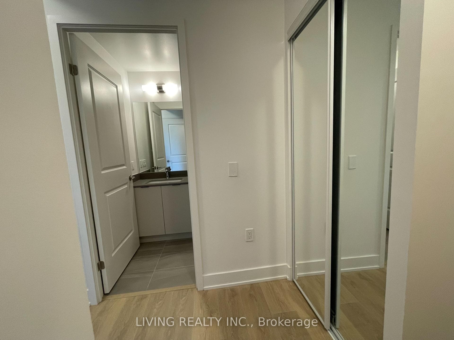 202 Burnhamthorpe Road Unit 401 W photo 17