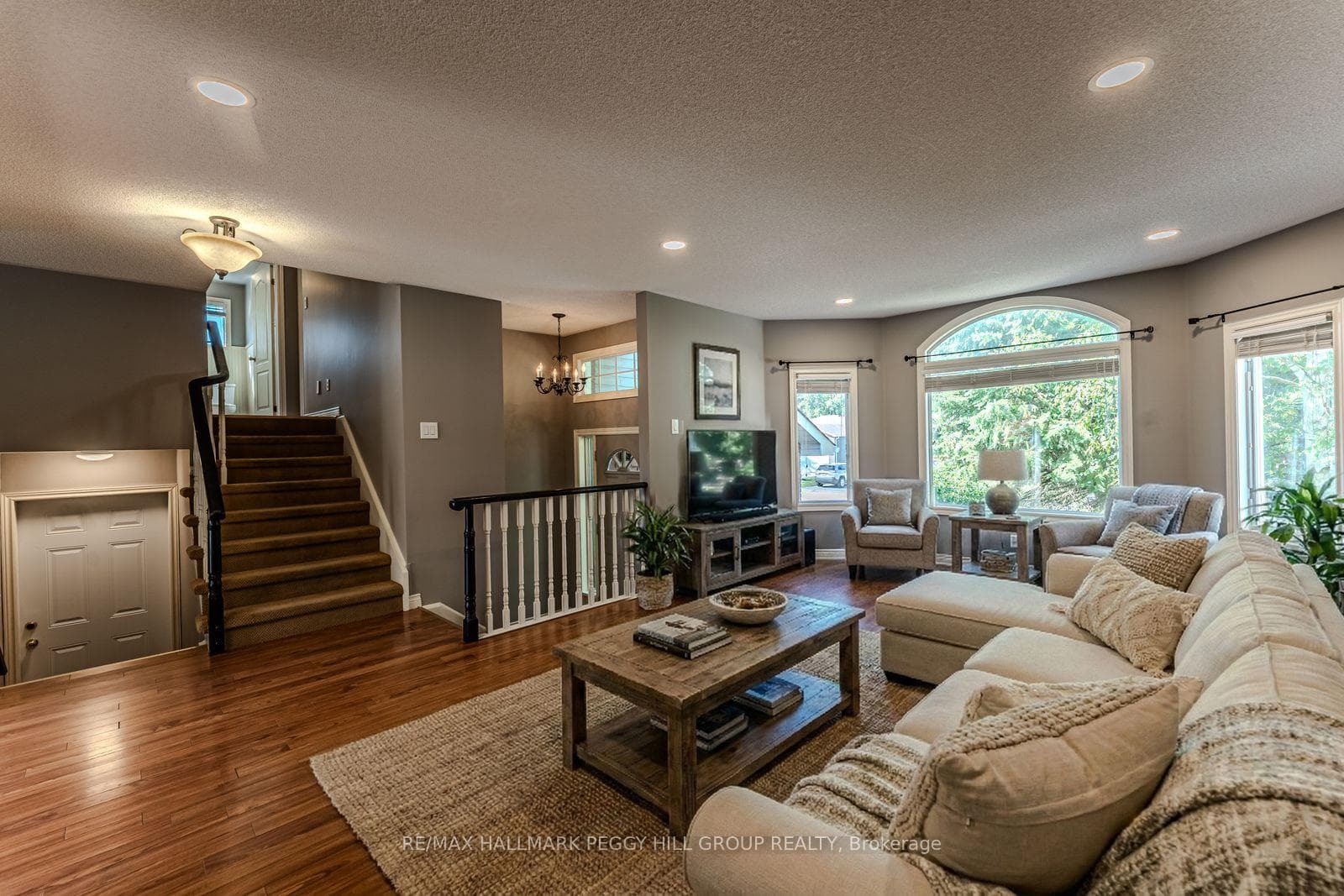 239 Simcoe Street photo 1