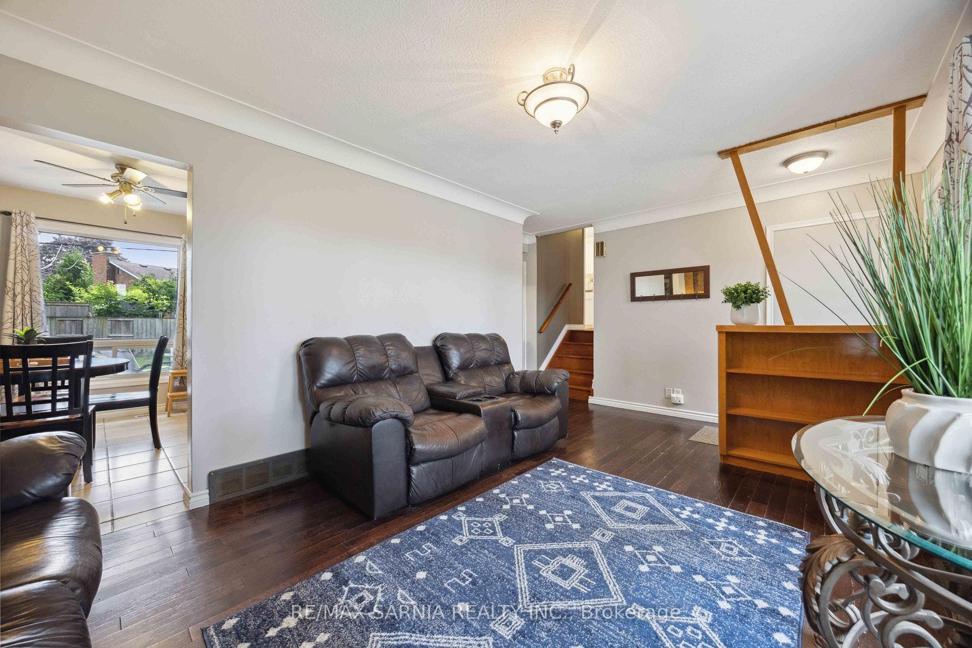 975 Devine Street photo 3