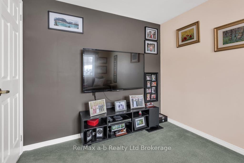 14 Jasper Heights photo 16