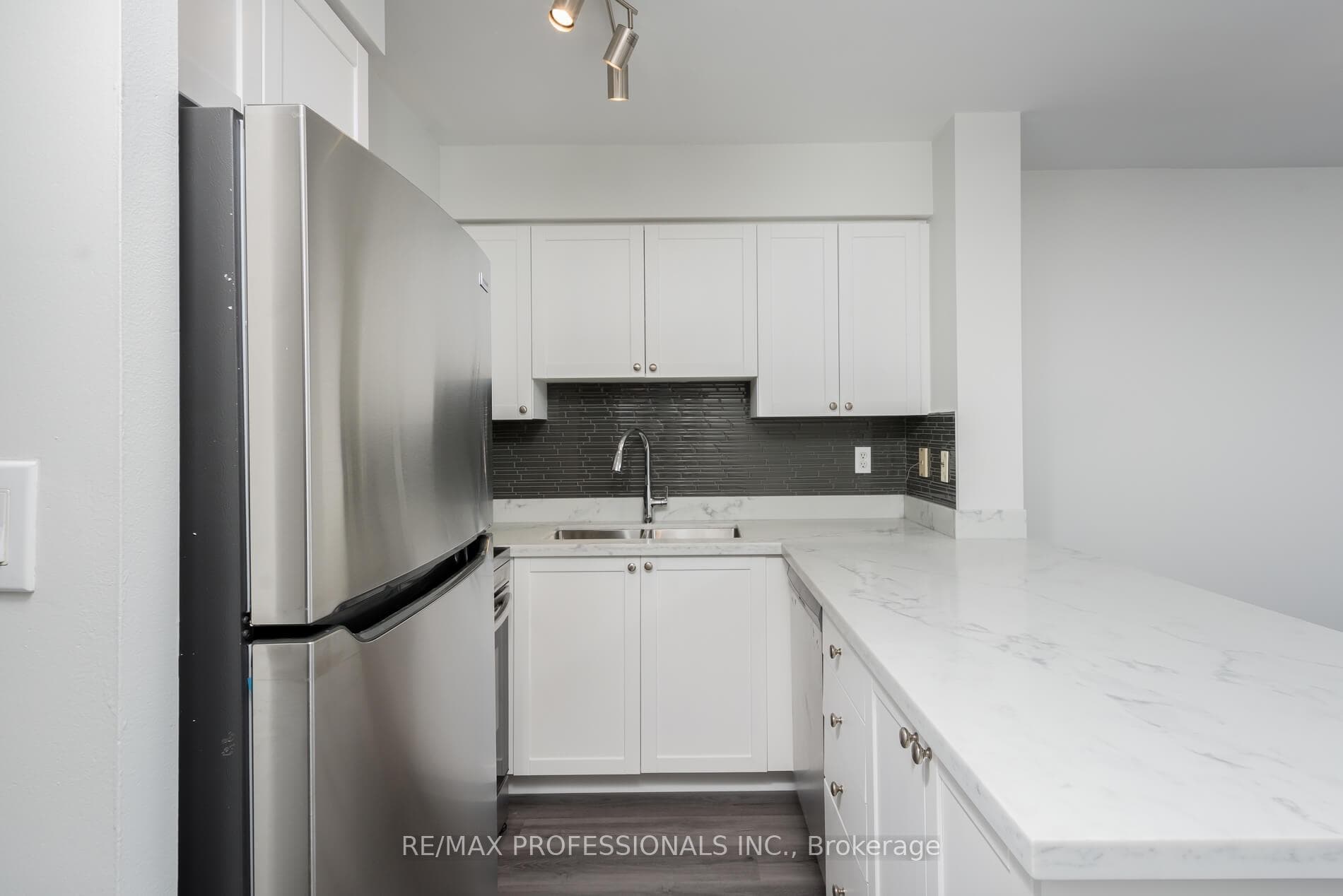 1000 King Street Unit 520 photo 8