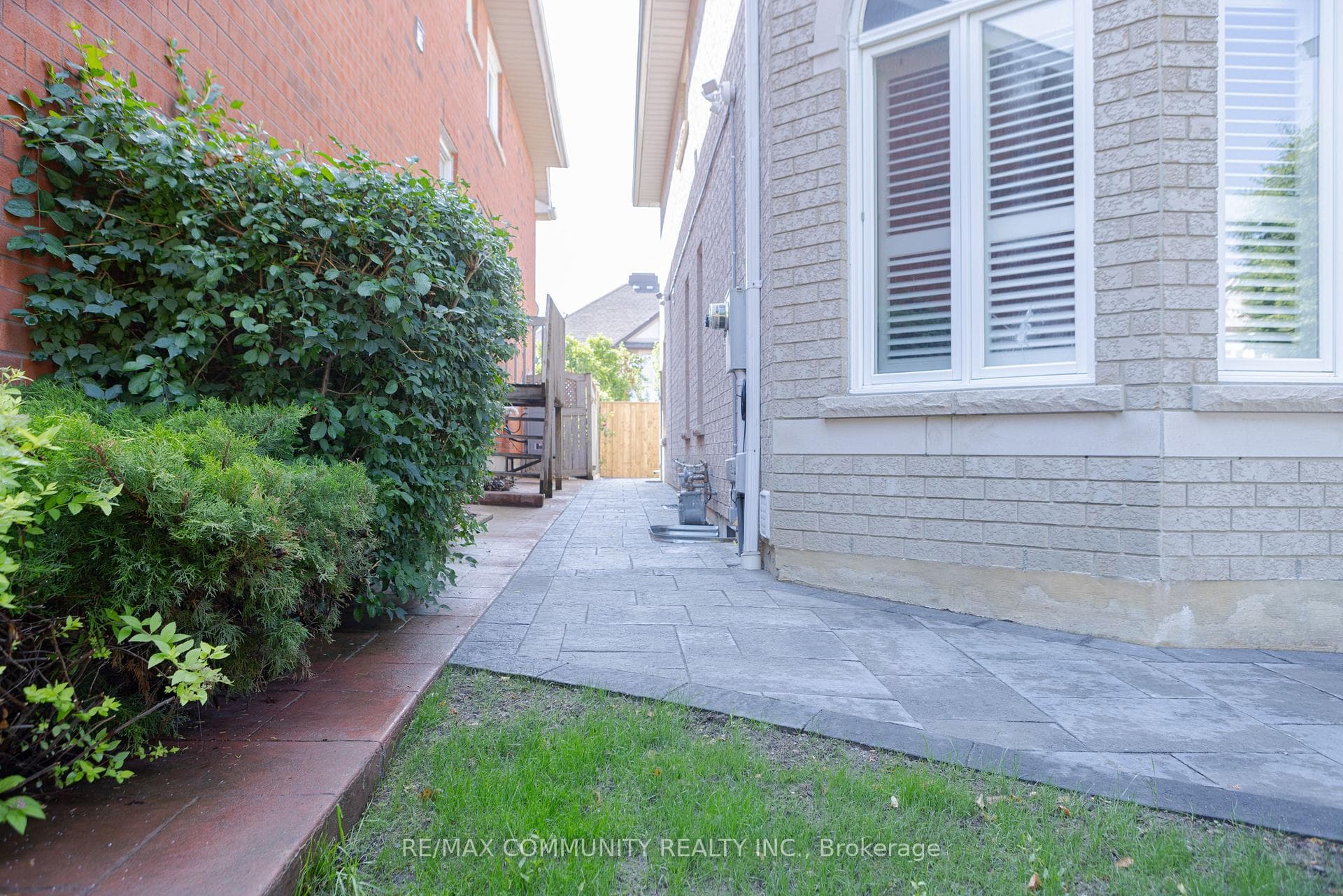 54 Mortimer Crescent photo 4