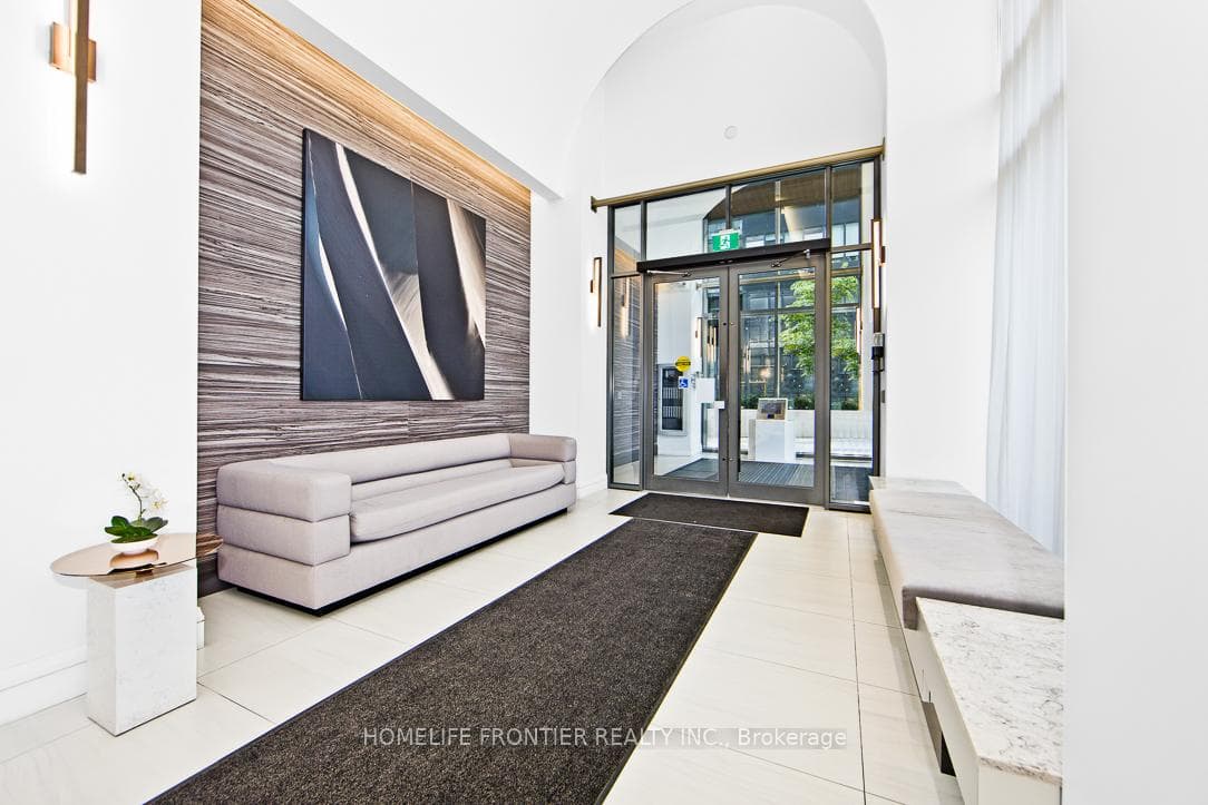 39 Roehampton Avenue Unit 704 photo 2