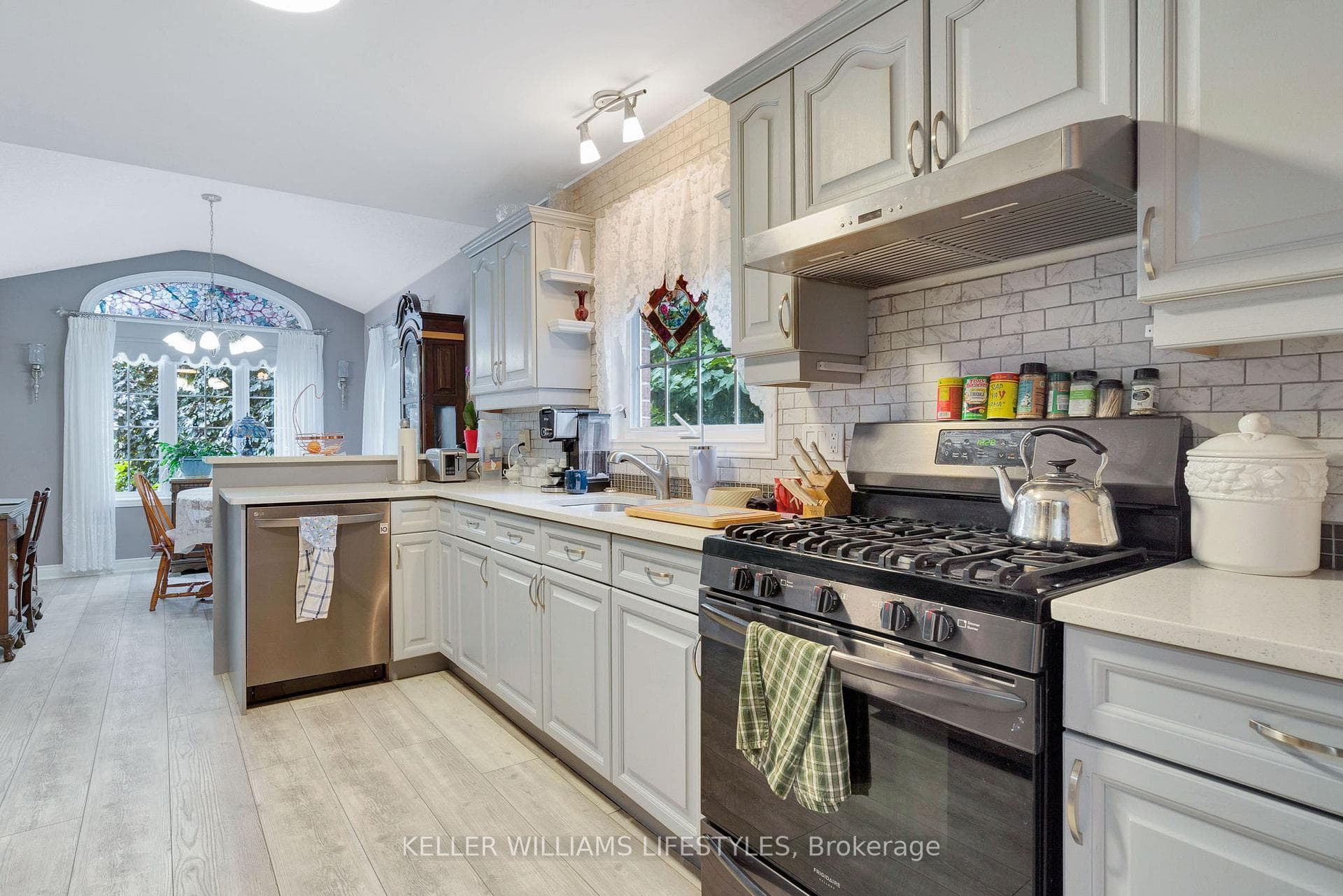 590 SPRUCEWOOD Drive photo 10