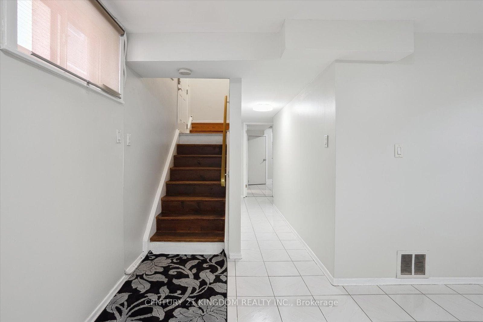 37 Robinson Avenue Unit Lower photo 3