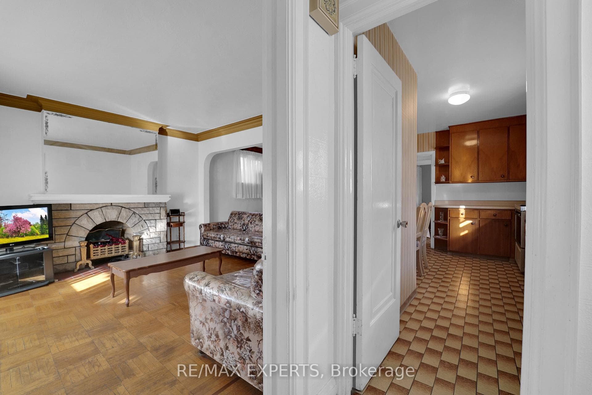 839 Coxwell Avenue photo 7
