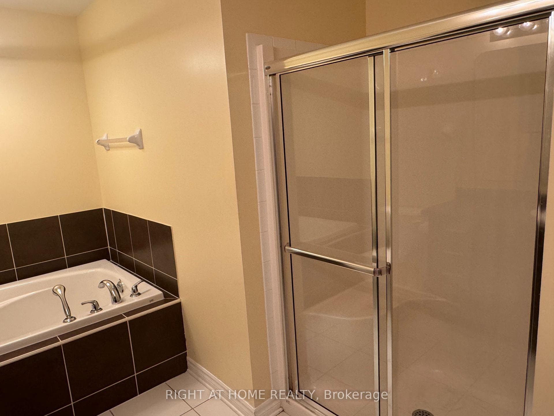 253 WAYMARK Crescent photo 21