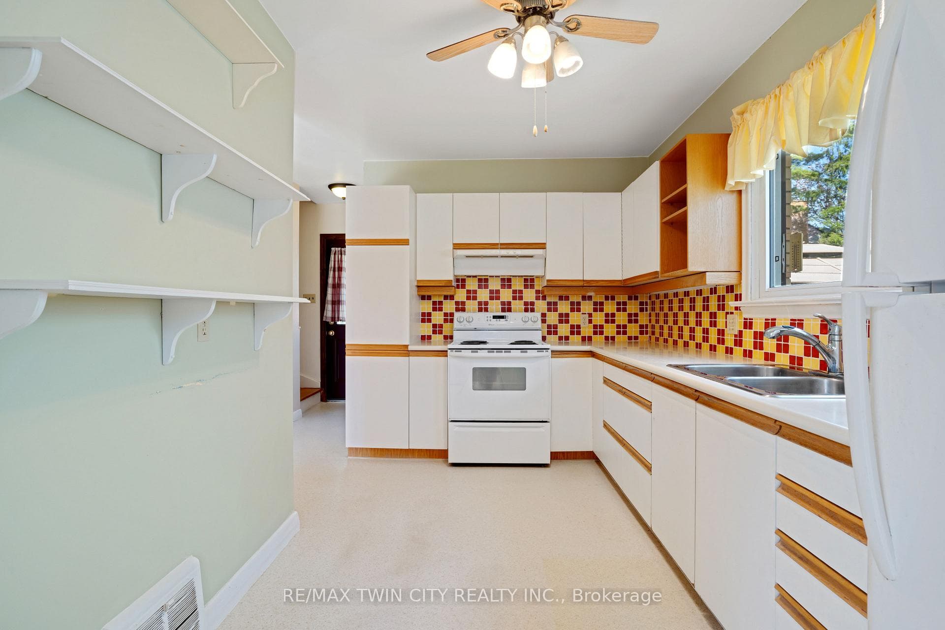 70 Roxborough Avenue photo 8