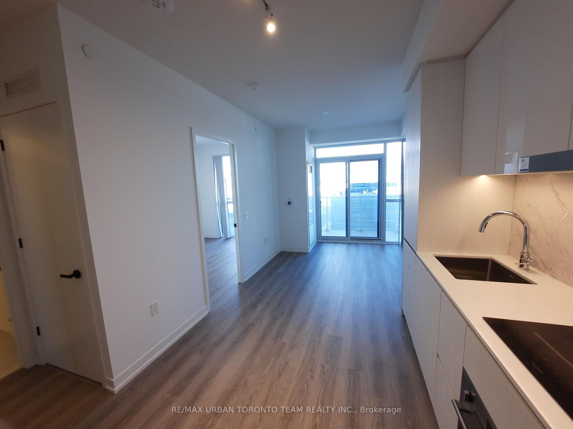 8 Interchange Way Unit 1503 photo 5
