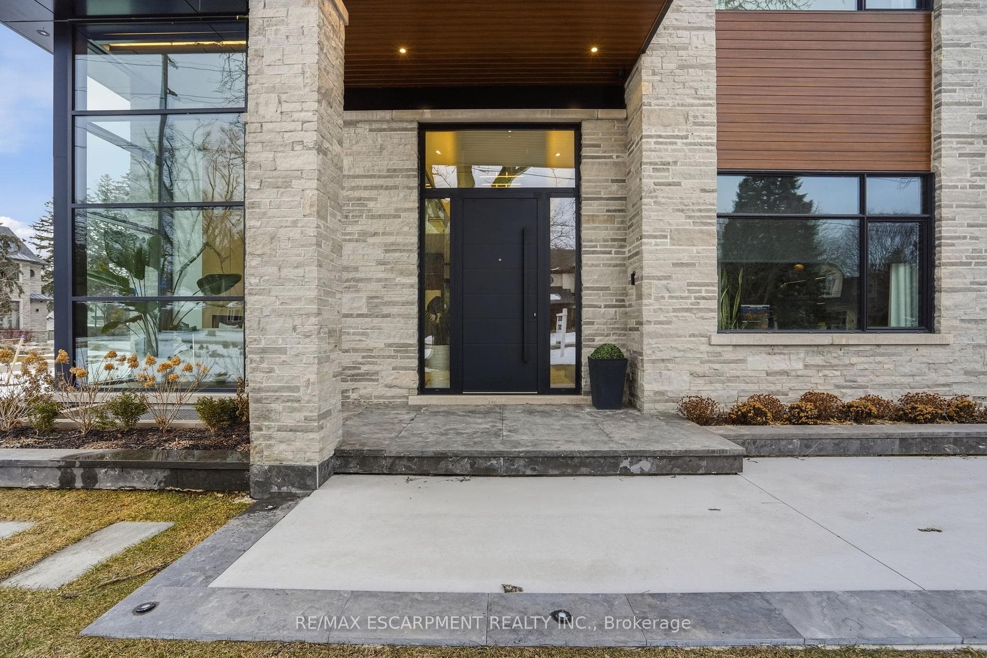 1441 Lochlin Trail photo 5