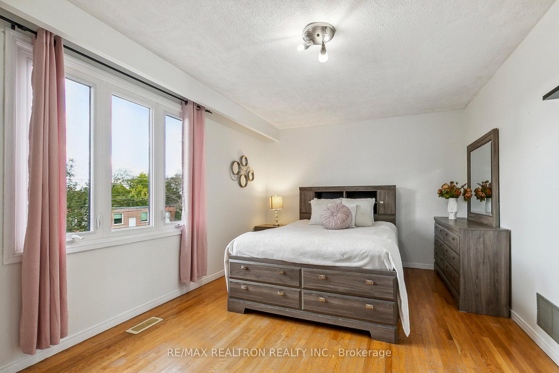 10 Granger Avenue photo 12