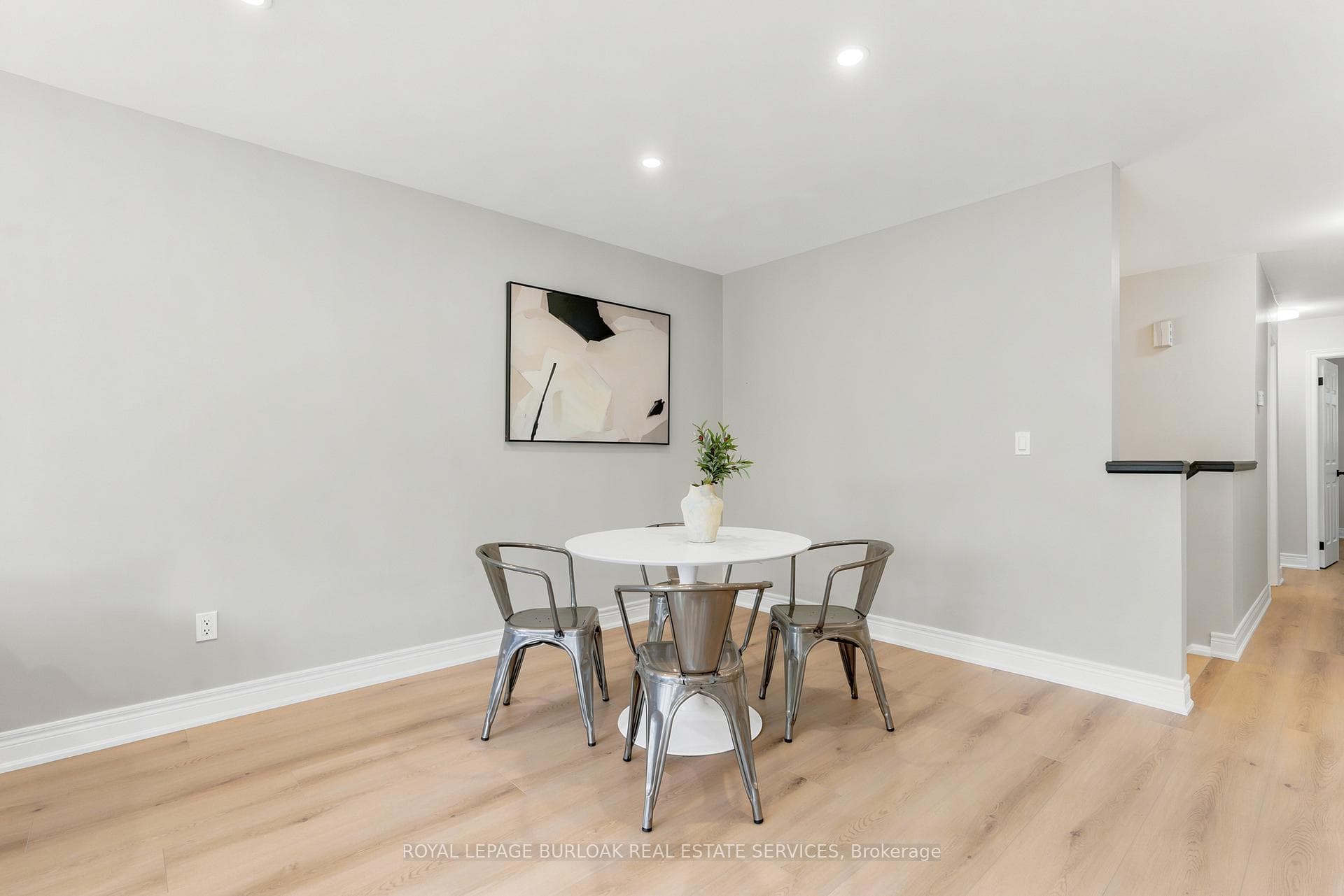 1553 Newlands Crescent photo 9