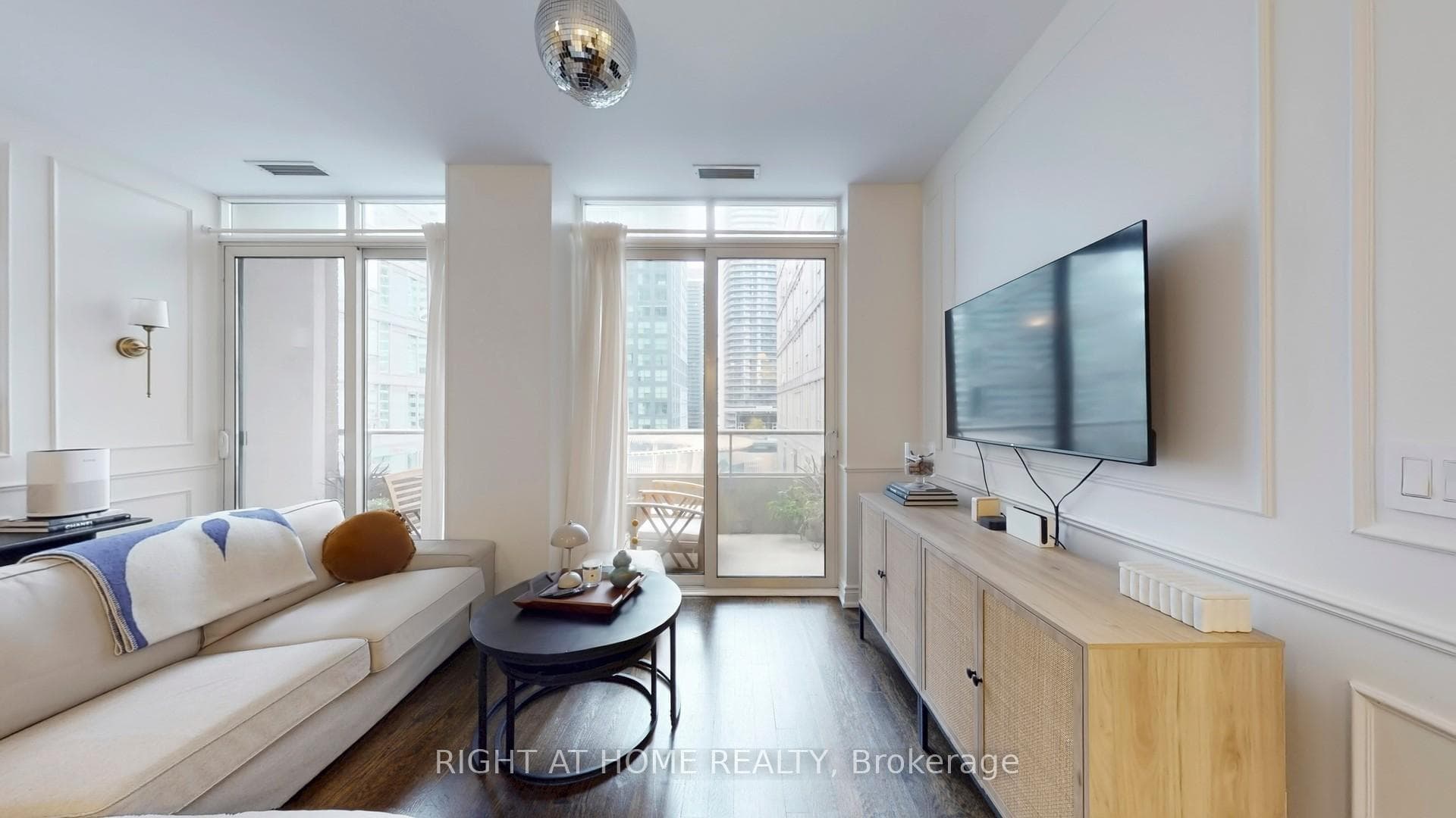 250 Wellington Street Unit PH26 photo 2