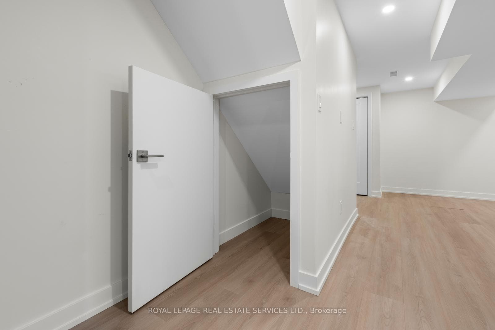 1129 Mount Pleasant Road Unit Lower photo 18