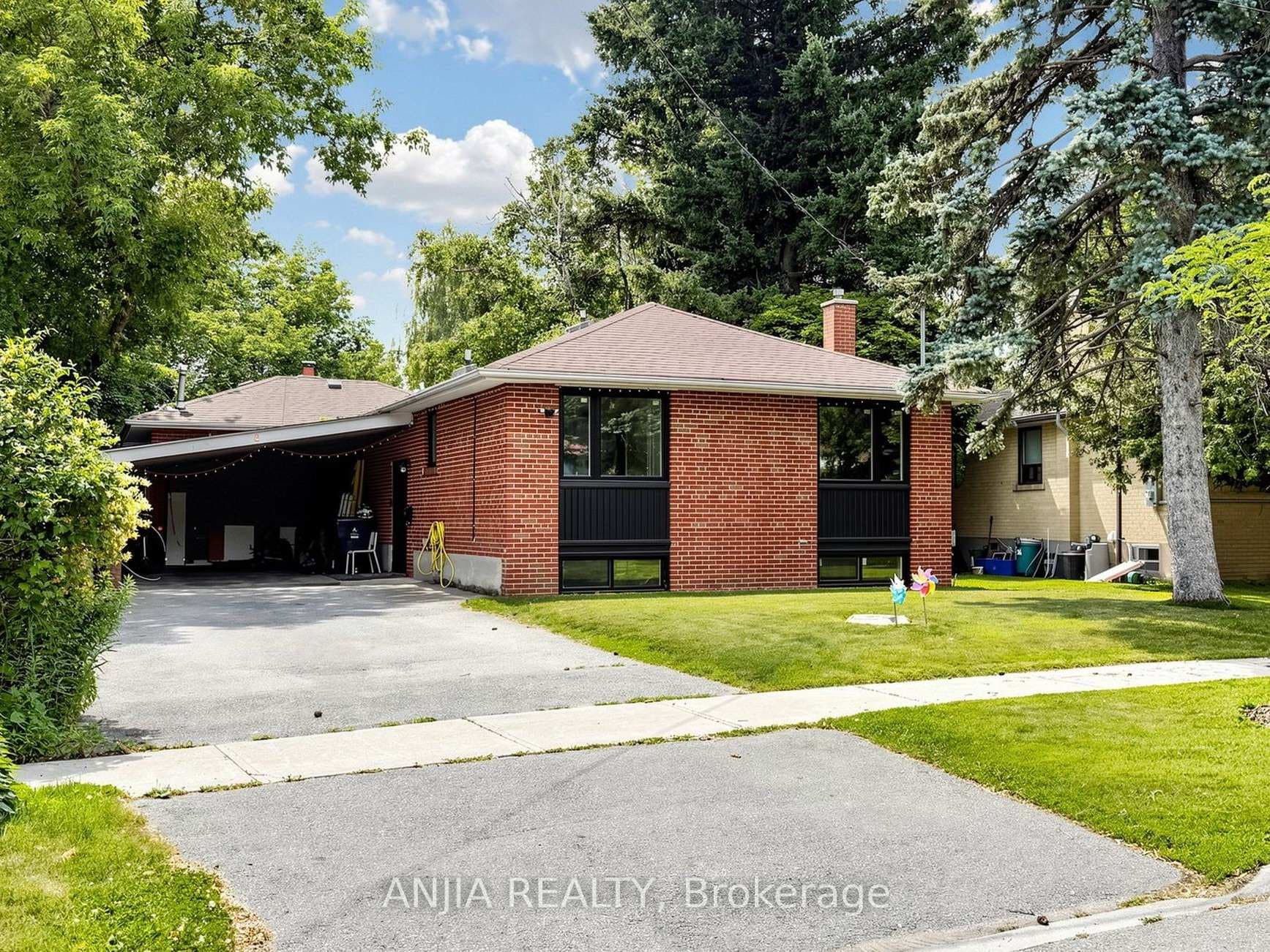 8 Applefield Drive photo 1