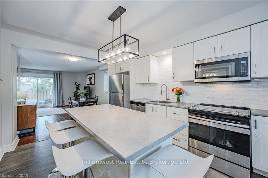 60 QUEENSDALE Crescent photo 10