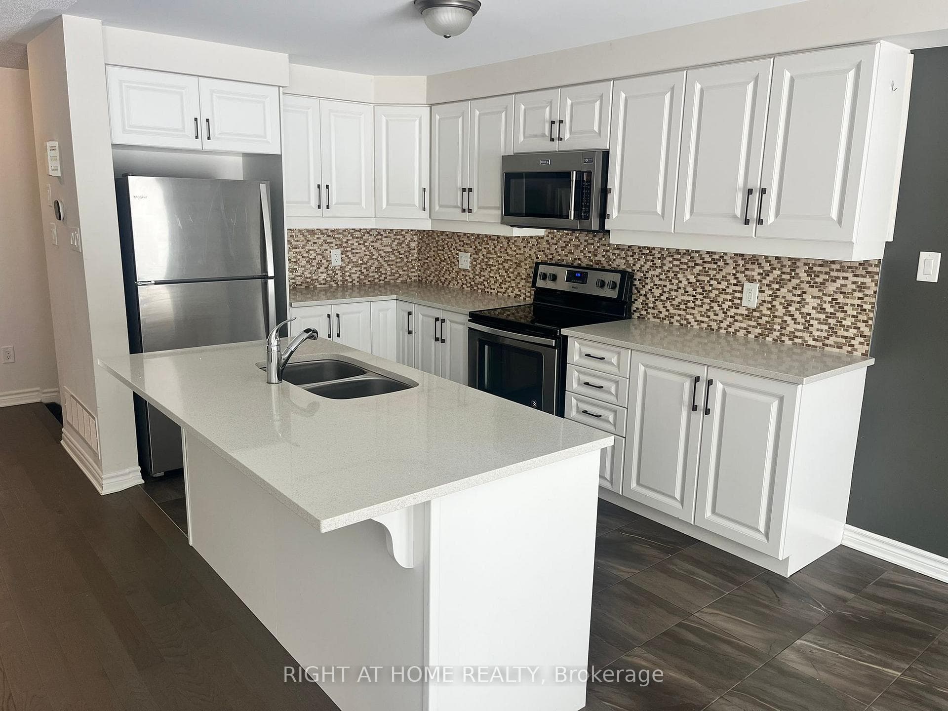 209 HARTSMERE Drive photo 9