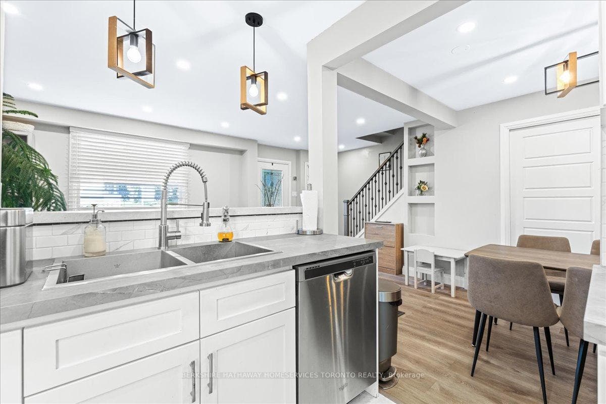 98 Falconer Drive Unit 11 photo 2