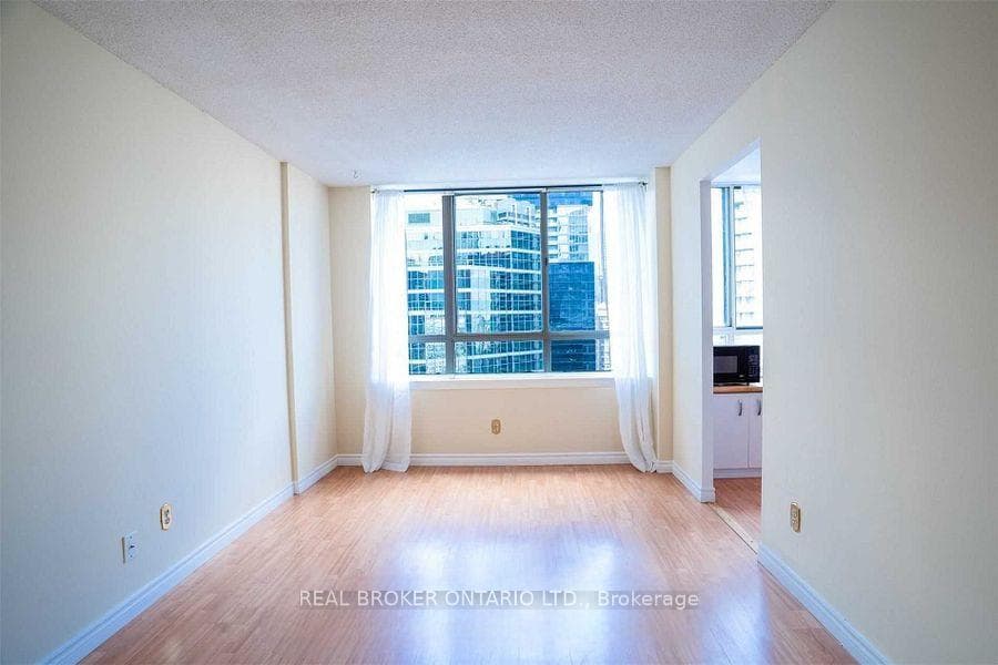 633 Bay Street Unit 2021 photo 8