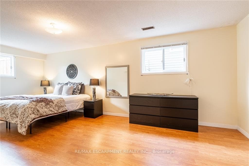 8 Highland Boulevard photo 29